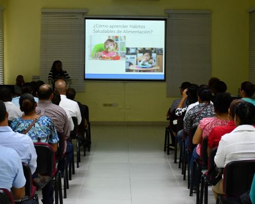 Padres y tutores participan en taller sobre alimentación saludable