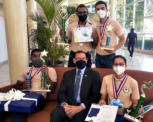 Estudiantes del Nivel Secundario reciben premios en Olimpiada Nacional de Matemática 