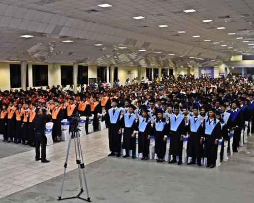 Loyola gradúa 252 nuevos bachilleres en seis carreras técnicas