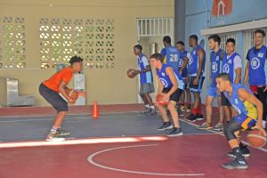  Equipo de baloncesto del IPL recibe práctica de atleta internacional